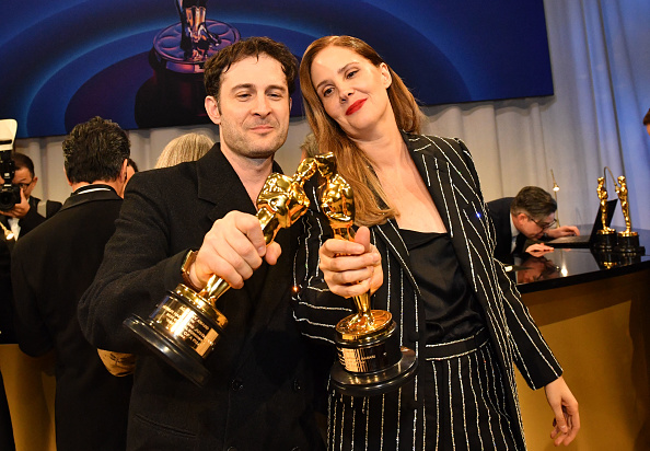 Arthur Harari et  Justine Triet après avoir remporté l'Oscar du meilleur scénario original pour « Anatomie d'une chute » au Dolby Theatre à Hollywood, Californie, le 10 mars 2024. (Photo VALERIE MACON/AFP via Getty Images)
