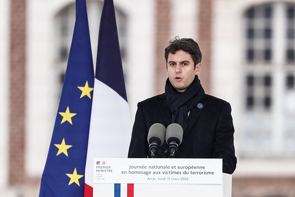 Gabriel Attal a souhaité délocaliser cette cérémonie à Arras en hommage au professeur de français Dominique Bernard. (Photo SAMEER AL-DOUMY/POOL/AFP via Getty Images)