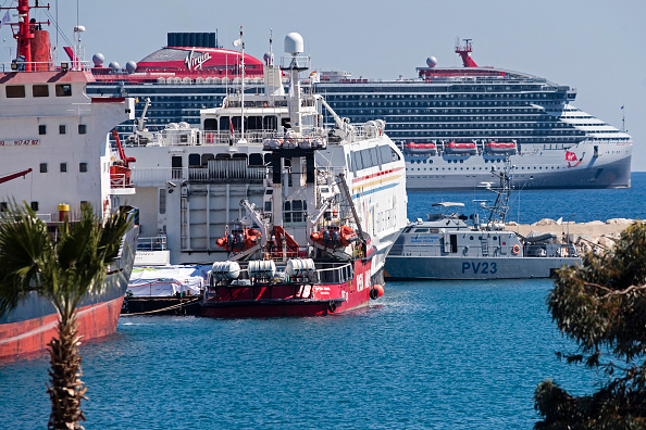 Le navire Open Arms (au c.) dans le port chypriote de Larnaca le 11 mars 2024, transporte de l'aide alimentaire pour se rendre dans la bande côtière de Gaza. (Photo IAKOVOS HATZISTAVROU/AFP via Getty Images)