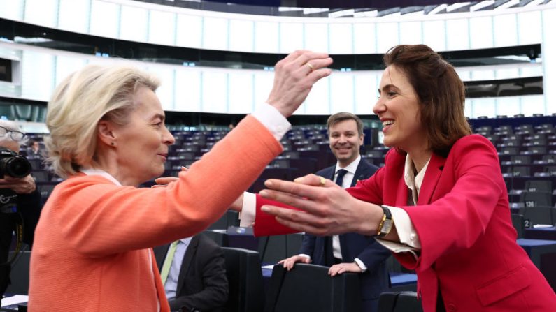 La présidente de la Commission européenne Ursula von der Leyen (G) salue la députée européenne française et candidate tête de liste du groupe Renews (Renaissance) pour les prochaines élections européennes de 2024 Valerie Hayer, dans le cadre d'une session plénière au Parlement européen à Strasbourg, le 12 mars 2024. (FREDERICK FLORIN / AFP)