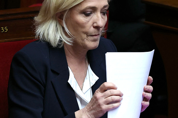 Marine Le Pen sera jugée pour détournement de fonds publics et complicité. (Photo THOMAS SAMSON/AFP via Getty Images)