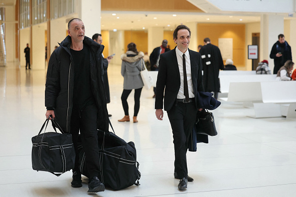 Le fraudeur Marco Mouly (à g.) et son avocat Philippe Ohayon arrivent au tribunal de justice à Paris, le 13 mars 2024. (Photo THOMAS SAMSON/AFP via Getty Images)