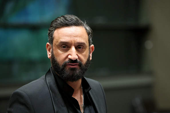 L'animateur Cyril Hanouna assiste à une séance devant la commission d'enquête parlementaire sur l'attribution des fréquences TV, à l'Assemblée nationale à Paris, le 14 mars 2024. (Photo ALAIN JOCARD/AFP via Getty Images)