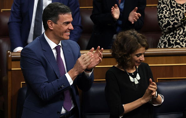 Le Premier ministre espagnol Pedro Sanchez, la ministre espagnole du Budget Maria Jesus Montero applaudissent après l’adoption du texte de loi d'amnistie pour les indépendantistes catalans.(Photo PIERRE-PHILIPPE MARCOU/AFP via Getty Images)