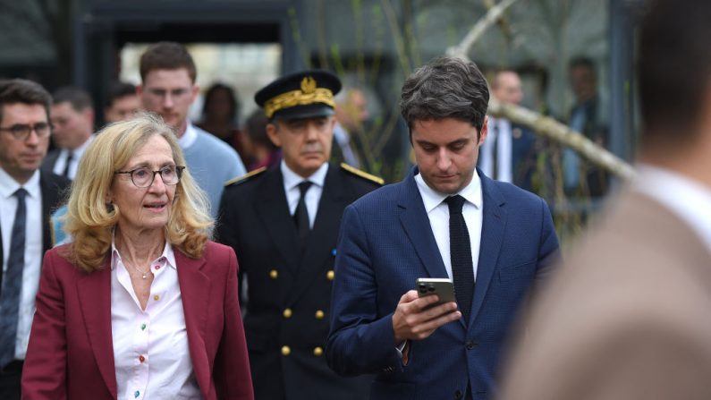 Le Premier ministre Gabriel Attal et la ministre de l'Éducation Nicole Belloubet en première ligne suite à la démission d'un proviseur après des menaces de mort islamistes. (GUILLAUME SOUVANT/AFP via Getty Images)