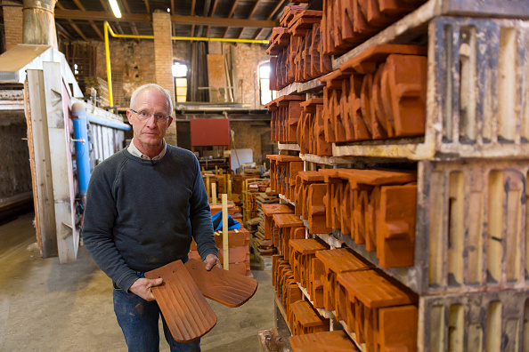 L'artisan carreleur Christophe Henselmann à la tuillerie de Niderviller. (Photo JEAN-CHRISTOPHE  VERHAEGEN/AFP via Getty Images)