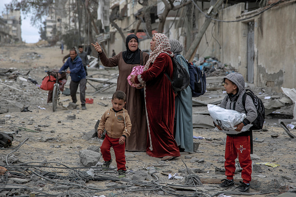 Des Palestiniens fuient la zone après un bombardement israélien dans le centre de la ville de Gaza, le 18 mars 2024. (Photo AFP via Getty Images)
