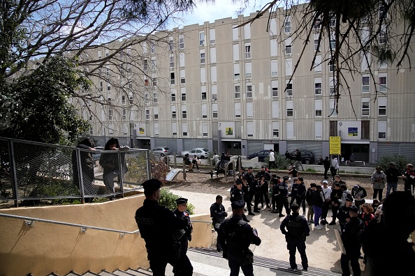 Une opération de police « place nette » contre le trafic de drogue dans le quartier de La Castellane à Marseille. (Photo CHRISTOPHE ENA/POOL/AFP via Getty Images)