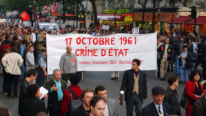 Plusieurs centaines de personnes manifestent, le 17 octobre 2001 à Paris, pour honorer la mémoire des victimes algériennes, tuées lors d'une manifestation il y a quarante ans jour pour jour. (Photo ERIC FEFERBERG/AFP via Getty Images)