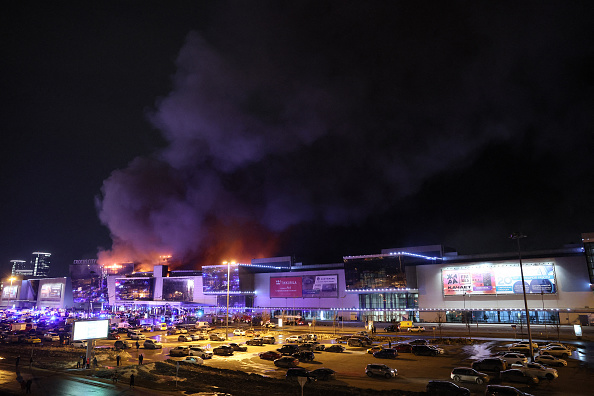 La salle de concert Crocus City Hall en feu après la fusillade à Krasnogorsk, dans la banlieue de Moscou, le 22 mars 2024. (Photo STRINGER/AFP via Getty Images)