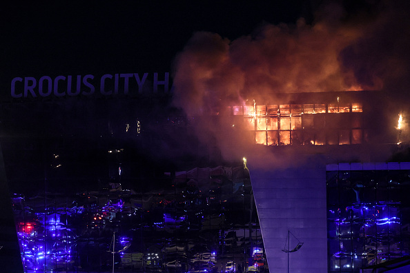 Une vue de la salle de concert Crocus City Hall en feu après la fusillade à Krasnogorsk, dans la banlieue de Moscou, le 22 mars 2024.   (STRINGER/AFP via Getty Images)