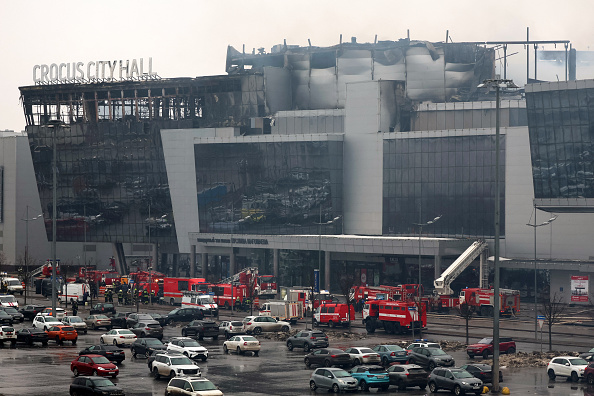 Au moins 115 personnes ont été tuées au soir dans une attaque armée suivie d'un énorme incendie dans une salle de concert de la banlieue de Moscou, qui a été revendiquée par le groupe jihadiste État islamique (EI). (Photo STRINGER/AFP via Getty Images)