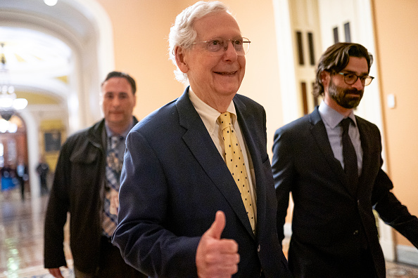 Le sénateur Mitch McConnell (à dr.) quitte la salle du Sénat le 23 mars 2024 à Washington, DC. (Photo Nathan Howard/Getty Images)