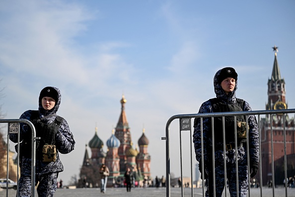 Des agents des forces de l'ordre russes montent la garde sur la Place Rouge à Moscou le 29 mars 2024. (Photo NATALIA KOLESNIKOVA/AFP via Getty Images)