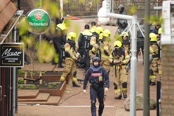 La police et les services d'urgence se rassemblent alors que plusieurs personnes ont été prises en otage à Ede, le 30 mars 2024. (Photo ANP/PERSBUREAU HEITINK/AFP via Getty Images)
