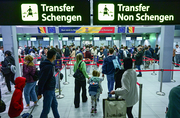 
De panneaux nouvellement installés indiquant les zones Schengen et non Schengen, juste après l'entrée officielle de la Roumanie dans l'espace européen de libre circulation à l'aéroport international "Henri Coanda" d'Otopeni, le 31 mars 2024. (Photo DANIEL MIHAILESCU/AFP via Getty Images)