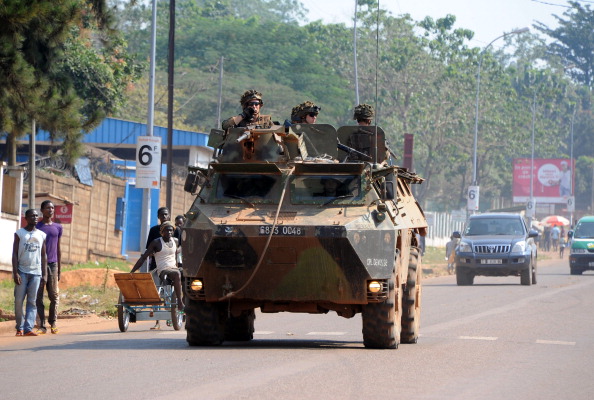 Des soldats français patrouillent dans un véhicule blindé de transport de troupes (VAB) dans une rue de Bangui le 1er décembre 2013. (Photo SIA KAMBOU/AFP via Getty Images)
