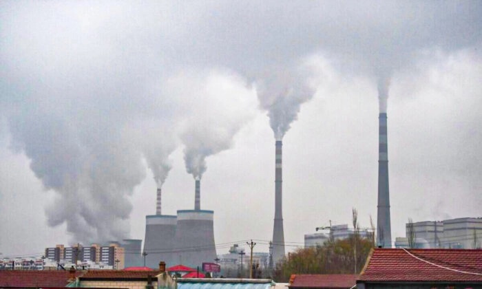 Centrale électrique alimentée au charbon près de Datong, en Chine, le 19 novembre 2015. (Greg Baker/AFP via Getty Images) 