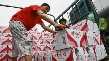 L’industrie chinoise de l’eau en bouteille est en proie à la controverse : des nationalistes attaquent le fondateur de la source Nongfu