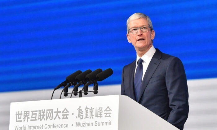 Le PDG d'Apple, Tim Cook, s'exprime lors de la cérémonie d'ouverture de la 4e Conférence mondiale de l'Internet à Wuzhen, dans la province du Zhejiang (est de la Chine), le 3 décembre 2017. (AFP via Getty Images)