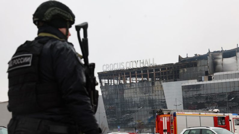 Un agent des forces de l'ordre patrouille sur les lieux de l'attaque meurtrière perpétrée dans la salle de concert Crocus City Hall à Krasnogorsk, à l'extérieur de Moscou, le 23 mars 2024. (STRINGER/AFP via Getty Images)