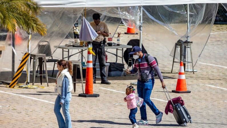 Des immigrés clandestins utilisent les services d'hébergement fournis par des associations à but non lucratif de San Diego, en Californie, le 22 février 2024. (John Fredricks/Epoch Times)