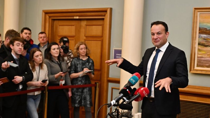 Le Taoiseach Leo Varadkar s'adresse aux médias à l'intérieur du château de Dublin après le référendum, le 9 mars 2024 à Dublin, en Irlande. (Charles McQuillan/Getty Images) 