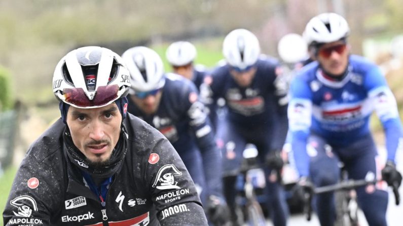 Julian Alaphilippe a dit vendredi qu'il ne s'imaginait pas courir le Tour de France cet été, malgré le récent appel du pied de son leader Remco Evenepoel, mais visera une participation aux JO à condition de "revenir à 100%". (Photo : DIRK WAEM/Belga/AFP via Getty Images)