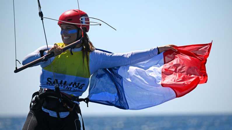 Lauriane Nolot, annoncée grande favorite des Jeux olympiques, est devenue championne d'Europe de kitefoil dimanche à Mar Menor en Espagne, tout comme Axel Mazella, sacré chez les hommes. (Photo : Clive Mason/Getty Images)
