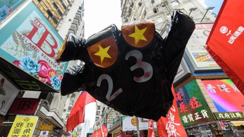 Une figure en forme de main, avec les couleurs du drapeau national chinois pour les ongles et un "23" sur sa paume, faisant référence à la proposition controversée de loi sur la sécurité nationale Article 23, est portée par des manifestants lors d'un rassemblement pour la fête nationale à Hong Kong, le 1er octobre 2018. (Anthony Wallace/AFP via Getty Images)