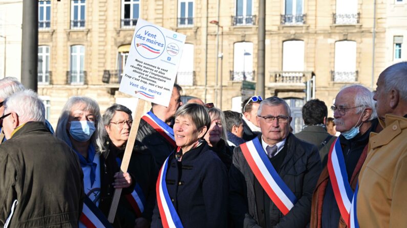 Des membres du collectif Vent des maires lors d'un événement contre l'éolien devant la préfecture de la Sarthe, au Mans. (Vent des maires)