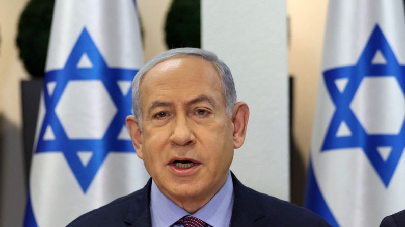 Le Premier ministre israélien Benjamin Netanyahu préside une réunion du Cabinet à la Kirya, qui abrite le ministère israélien de la Défense, à Tel Aviv, le 31 décembre 2023. (ABIR SULTAN/POOL/AFP via Getty Images)