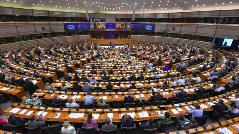 Des eurodéputés participent à un vote sur la révision du système d'échange de quotas d'émission de l'Union européenne au Parlement européen à Bruxelles le 22 juin 2022. (John Thys/AFP via Getty Images)