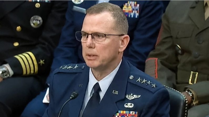 Le général Gregory M. Guillot de l'armée de l'air témoigne devant le Sénat américain à Washington le 14 mars 2024. (Sénat via Epoch Times)