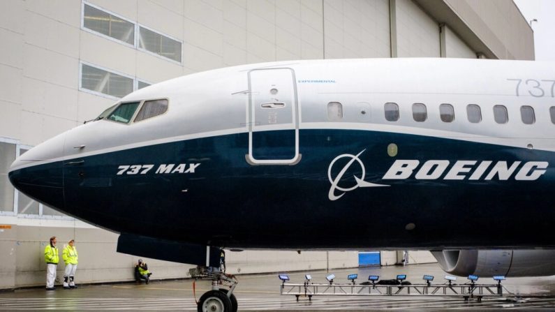 Deux employés vérifient le premier Boeing 737-7 MAX à Seattle, dans l'État de Washington, le 5 février 2018. (Stephen Brashear/Getty Images)