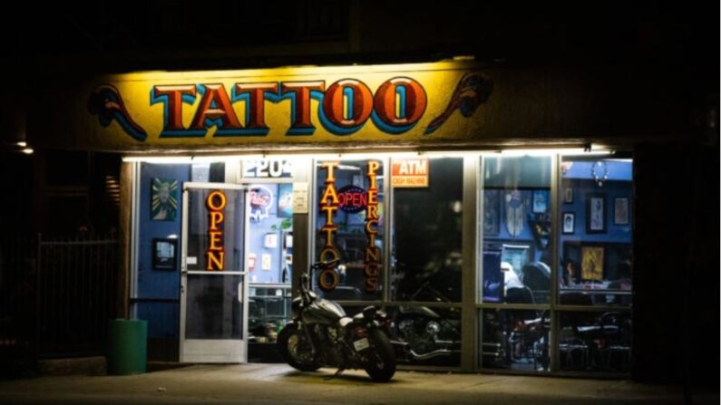 Une boutique de tatouage à Costa Mesa, en Californie, le 26 mai 2022. (John Fredricks/The Epoch Times)