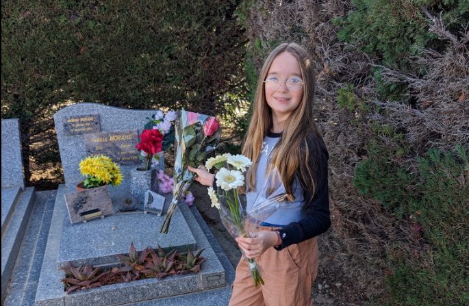 Victoire a elle-même fleuri les tombes avec l'aide de son papa pour distribuer les derniers bouquets de fleurs. (Ville de Saint-Estève)