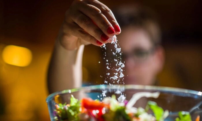 Ce n'est peut-être pas que nous consommons trop de sel, mais plutôt trop de sel provenant d'aliments hautement transformés. (goodbishop/Shutterstock)