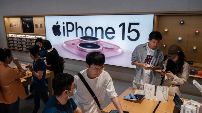Des clients dans un magasin d'Apple après le lancement de l'iPhone 15, à Pékin, en Chine, le 22 septembre 2023. (Kevin Frayer/Getty Images)