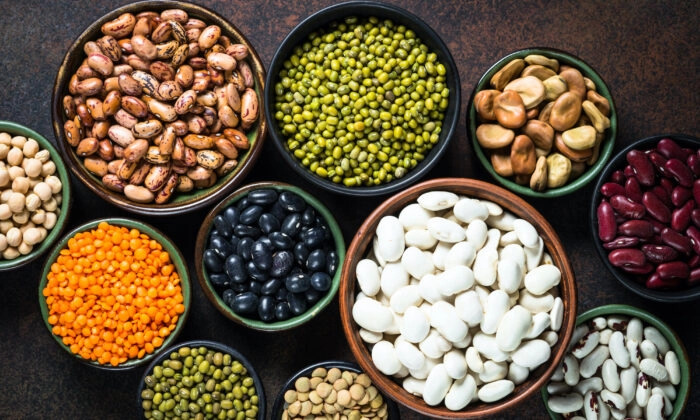 Assortiment de légumineuses, lentilles, pois chiches et haricots. (Shutterstock)