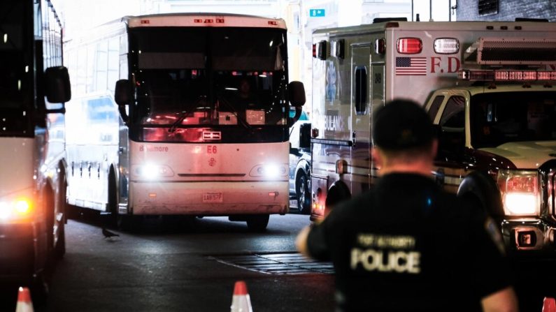 Un bus transportant des migrants ayant franchi illégalement la frontière du Texas arrive à la gare routière de Port Authority à Manhattan le 25 août 2022. (Spencer Platt/Getty Images)