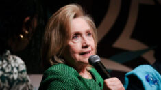 Hilary Clinton: Les électeurs devraient oublier le « vieil » âge de Joe Biden et voter pour lui pour « sauver » la démocratie