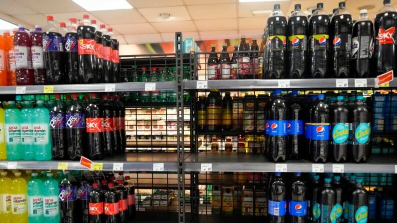 Une étagère de boissons sucrées dans une épicerie. (Darko Bandic/AP Photo)