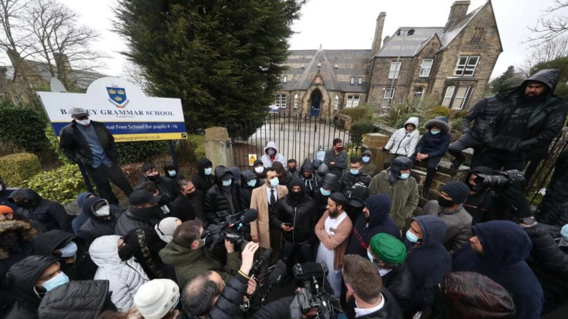 Des manifestants font une déclaration aux médias devant la Batley Grammar School à Batley, dans le West Yorkshire, où un enseignant a été suspendu pour avoir montré une caricature du prophète Mahomet à des élèves lors d'un cours d'études religieuses, le 26 mars 2021. (PA Media )
