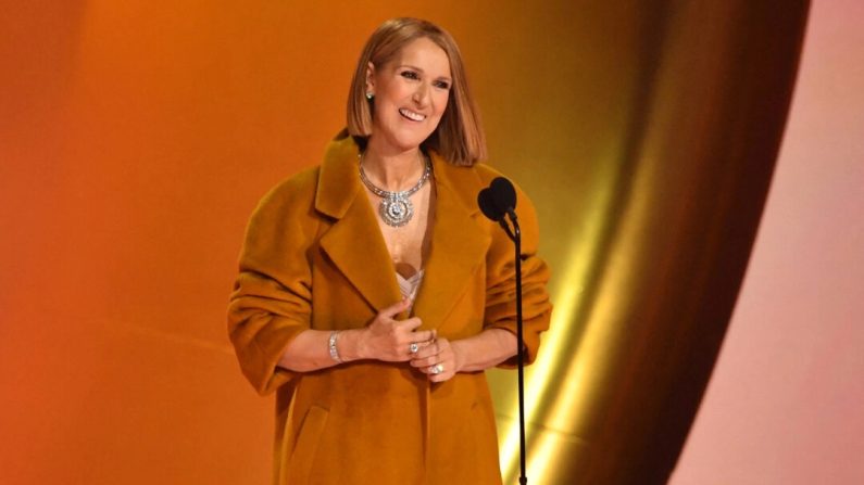 La chanteuse canadienne Céline Dion présente le prix de l'album de l'année sur scène lors de la 66e édition des Grammy Awards au Crypto.com Arena à Los Angeles, le 4 février 2024. (Valerie Macon/AFP via Getty Images)