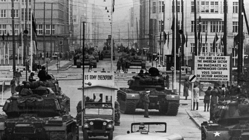 Des chars américains et soviétiques s'affrontent au Checkpoint Charlie à Berlin, en 1961. (Domaine public)