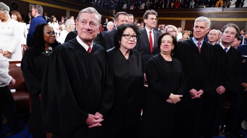 Le président de la Cour suprême, John Roberts (à gauche), ainsi que les juges Sonia Sotomayor, Elena Kagan, Neil Gorsuch, Brett Kavanaugh et Ketanji Brown Jackson (à l'arrière) se tiennent ensemble avant le troisième discours sur l'état de l'Union prononcé par le président Joe Biden lors d'une session conjointe du Congrès, dans la salle des séances du Capitole, le 7 mars 2024. (Shawn Thew/Pool/AFP via Getty Images)