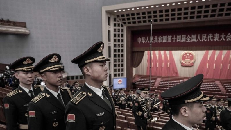 Des membres de la fanfare de l'Armée populaire de libération quittent les lieux après l'ouverture du Congrès national du peuple, le parlement fantoche du régime chinois, au Grand Hall du peuple à Pékin, le 5 mars 2024. (Kevin Frayer/Getty Images)