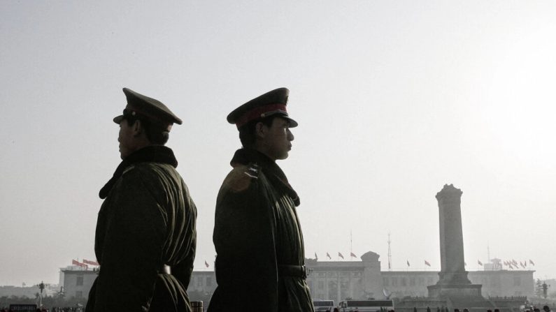 Des soldats paramilitaires montent la garde devant le Grand Hall du Peuple à Pékin. (Frederic J. Brown/AFP via Getty Images)