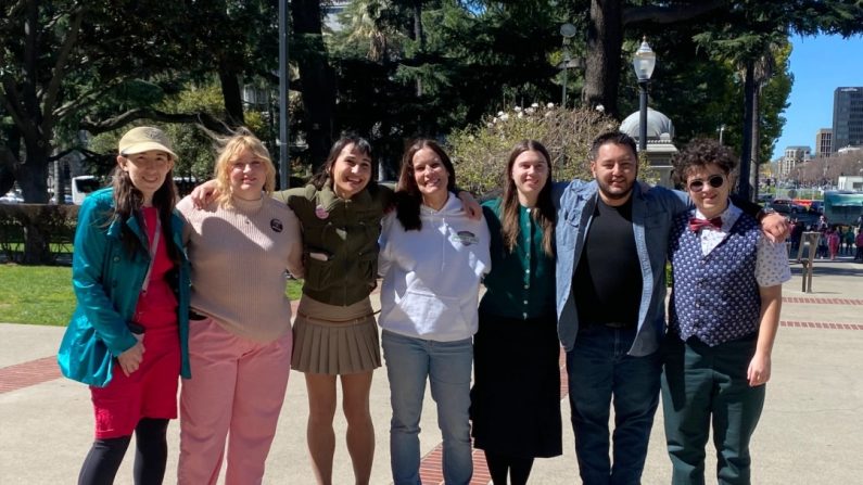 L'avocate Erin Friday (au centre) avec des détransitionneurs lors du rassemblement de sensibilisation à la détransition à Sacramento, Californie, le 14 mars 2024. (Avec l'aimable autorisation de Protect Kids California)